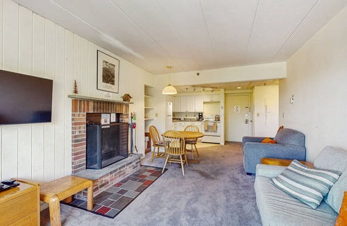 Killington Apartment | Clean & bright condo with mountain views & modern kitchen - walk to lifts