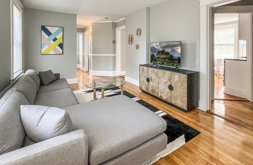 Hampton Apartment | Close to local Beaches and Downtown.