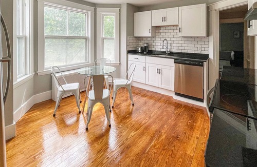Hampton Apartment | Close to local Beaches and Downtown.