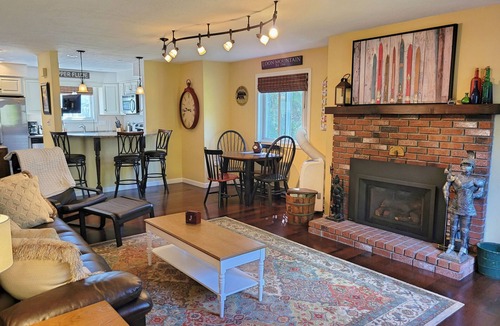 North Woodstock House | Close to shops/dining/town.TV, WiFi, AC, pool, deck,pet-friendly.A0162 by LRS