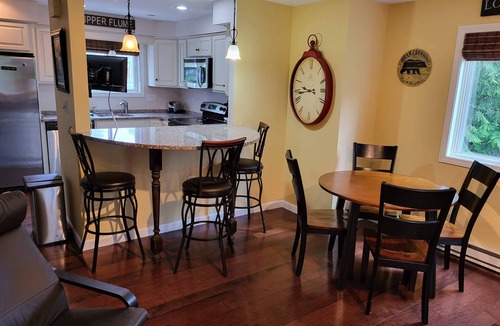 North Woodstock House | Close to shops/dining/town.TV, WiFi, AC, pool, deck,pet-friendly.A0162 by LRS