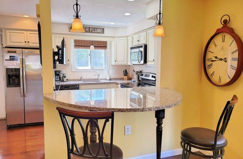 North Woodstock House | Close to shops/dining/town.TV, WiFi, AC, pool, deck,pet-friendly.A0162 by LRS