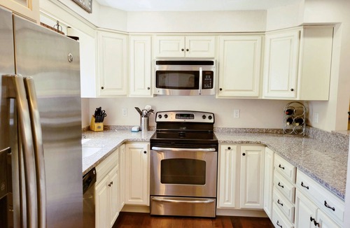 North Woodstock House | Close to shops/dining/town.TV, WiFi, AC, pool, deck,pet-friendly.A0162 by LRS