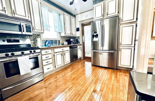 Niagara Falls House | Close to the Falls Hot Tub Easy Checkout Parking