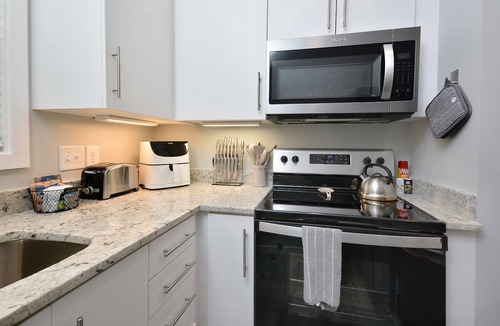 Elon House | Closest VRBO to Campus, Walk to Everything, Bright 2 bd bELONg Home