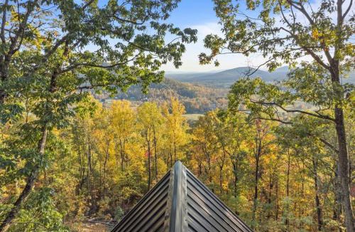 Stanardsville Ski Chalet | CloudPointe Retreat Treehouse