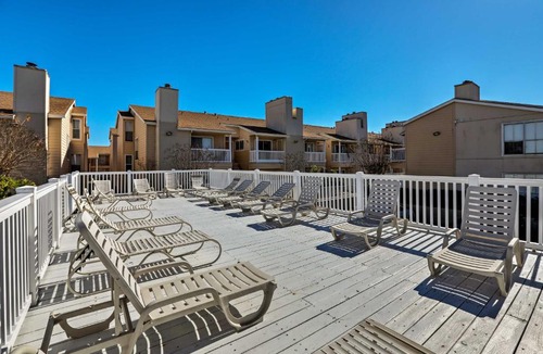 Galveston Apartment | Coastal Condo with Resort Amenities 3 Min to Beach!
