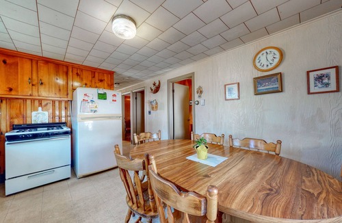 Seabrook Cottage | Coastal gem with free WiFi, backyard, & patio - walk to beach