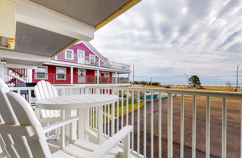 Hampton Condo | Coastal studio with free WiFi, balcony, on-site pool - walk to beach & dining