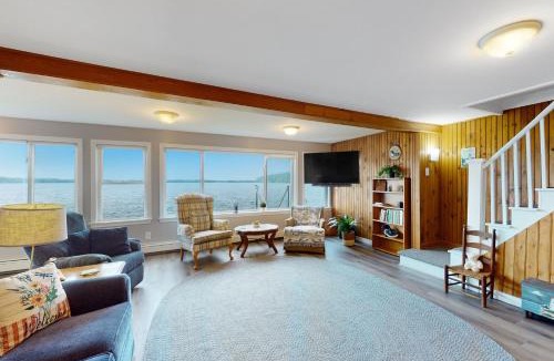Winthrop House | Cobbossee Hideaway