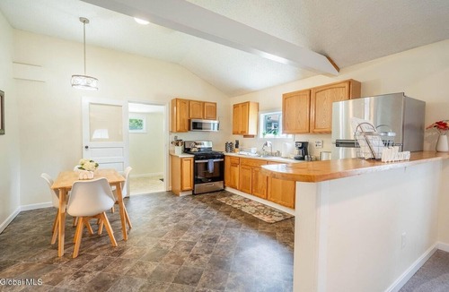 Cambridge House | Coleman's Cabin - Cozy 2-bedroom house in Cambridge
