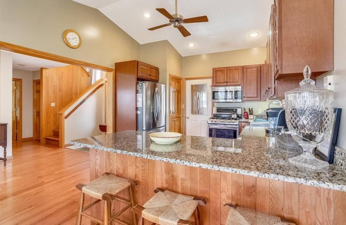 Timberline House | Comfort and beautiful views combine to create GREAT! Come perch at Crows Nest