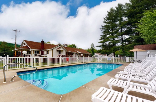 Lincoln House | Comfortable motel rooms in a great location with shared resort amenities