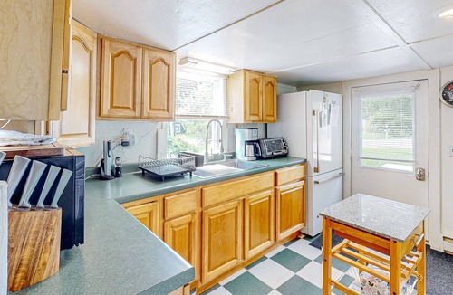 New Harbor Cottage | Comforting cottage with gas grill, patio, deck, firepit, firepit, & kitchenette