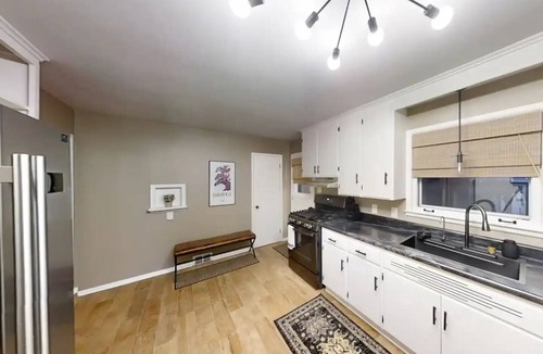 Norwich House | Comfy and Cozy Cape style home, newly remodeled throughout!n