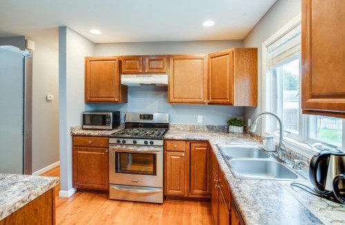Gates-North Gates Apartment | Comfy Suburb Home w/ King Beds by Arpt/Dwnt/UofR