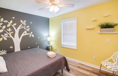 Gates-North Gates House | Comfy Suburb Home with King Beds by Arpt Dwnt UofR