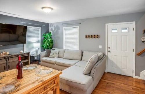 Gates-North Gates House | Comfy Suburb Home with King Beds by Arpt Dwnt UofR