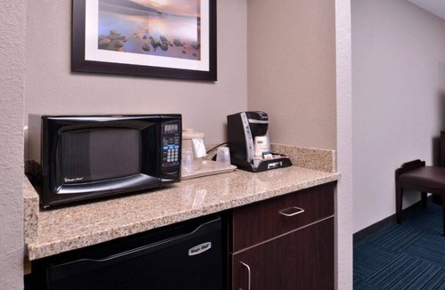 Blaine Hotel | Comfy Suite Near I-70 in Saint Clairsville w/Free Breakfast & Pool!