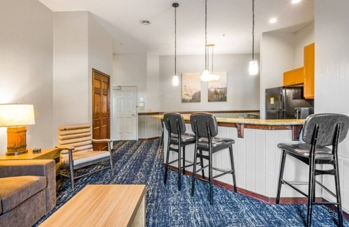 Lake Delton Condo | Commodious Club Wyndham Glacier Canyon, 3 Bedroom Deluxe Suite