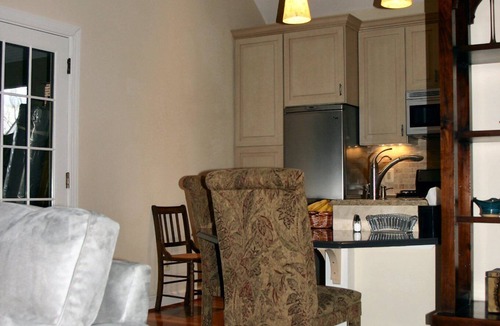 Rockville Cottage | Contemporary colonial cottage, close to dwntown Rockville and metro, accessible.