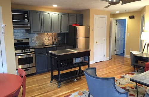 Dedham Apartment | Contemporary Style And Comfort Convenient To Boston And Route 128