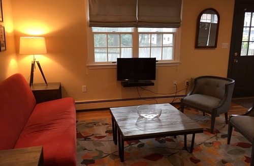 Dedham Apartment | Contemporary Style And Comfort Convenient To Boston And Route 128