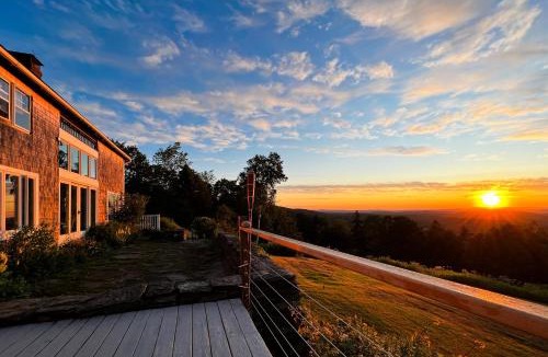 West Dover House | Cooper Hill Hideout