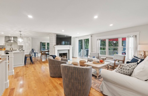 York Harbor House | Cottage by the Cliff. 5 minute walk to oceanside Cliff Walk. Newly renovated.