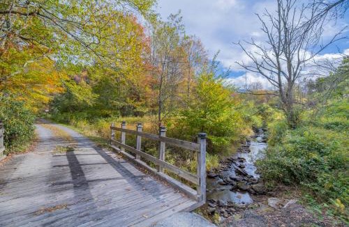 Damascus House | Cottage on Creeper Trail with Wide Open Acreage