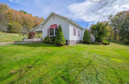 Damascus House | Cottage on Creeper Trail with Wide Open Acreage