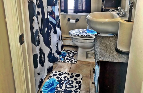Bay Shore House | Couple or kid friendly room in home with fire pit super close to fire Island ⛴️