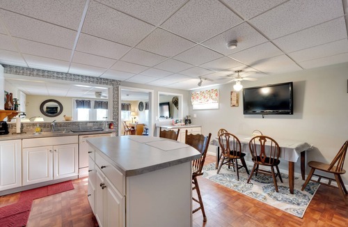 Beebe Plain Apartment | Couple's Retreat w/Lake View in Newport!
