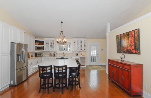 Center Conway House | Couples Villa Retreat w/85” Sony HD 8K TV Pool table New Jacuzzi Spa & Game room