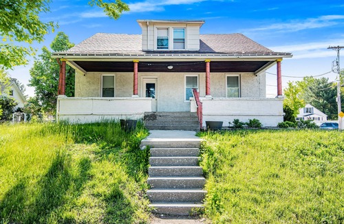 St. Albans Apartment | Cozy 1 Bedroom Apartment Close to Interstate and Many Outdoor Activities