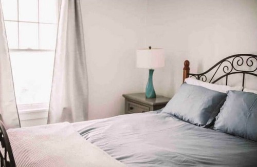 Elyria House | Cozy 1 Bedroom Down Duplex 17 mins from Oberlin