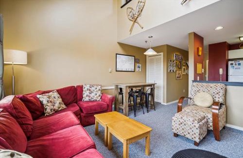 Central Vermont- Killington House | Cozy,1 bedroom loft condo! Ski back trails, shuttle& Sports center Highridge E11