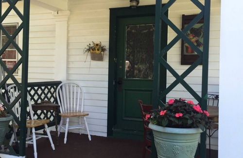 North Bennington House | Cozy 1 Bedroom farm stay cottage