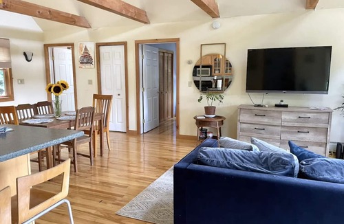 Woodstock Cottage | Cozy 2 bedroom cottage in Woodstock heated pool, mountain views,bbq,swim 🏊‍♂️ hike