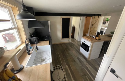 McKownville House | Cozy 2 bedroom home, Fast WIFI, Free Parking, BBQ