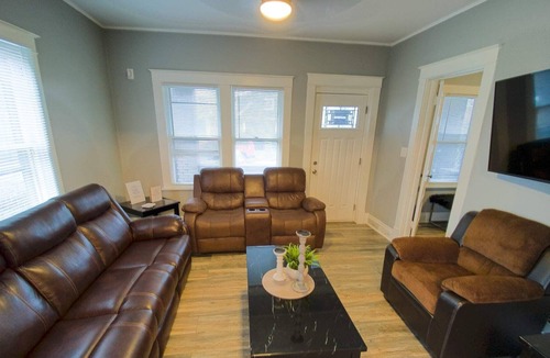 Niagara Falls Apartment | Cozy 3 bedroom Minutes From Falls & Casino on US side.