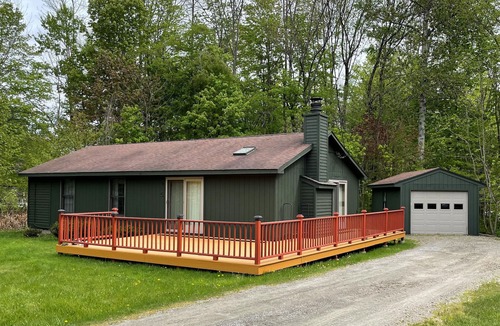 Ludlow House | Cozy 3br cabin 5 minutes (1.5 miles) from Okemo Mountain Base