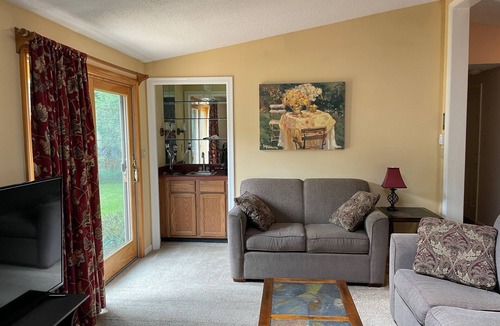 Ludlow House | Cozy 3br cabin 5 minutes (1.5 miles) from Okemo Mountain Base