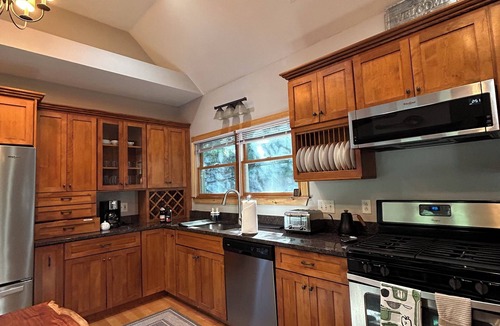 Woburn House | Cozy 4-bedroom house in superb Woburn with WiFi, AC - 16 mins to Boston