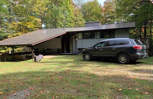 Stratton and Bromley Ski Areas House | Cozy 4 BR home with hot tub in Weston near 4 ski areas & many hiking trails!