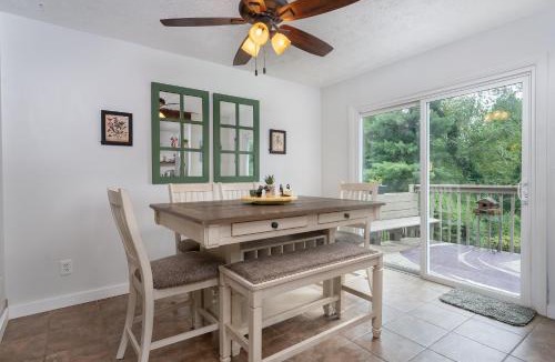 Candler Apartment | Cozy and Bright 3br apartment 15 min to DT Avl