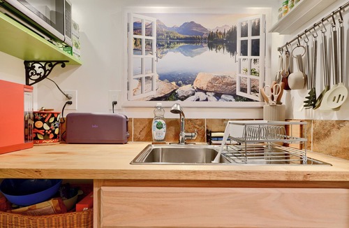 Mount Washington Apartment | Cozy, artsy 2-bedroom, private apartment with WiFi, AC in vibrant Baltimore