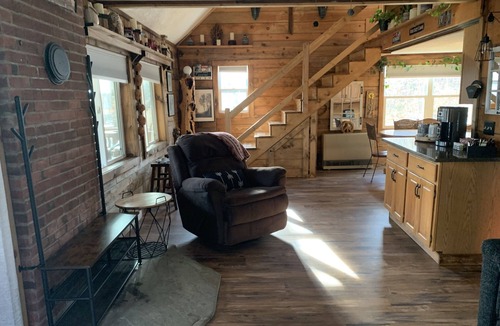 Woodford Cabin | Cozy Cabin & 700 SQ FT Fun-Filled BarnnVAST Access nNear Mt Snow & Prospect Mt