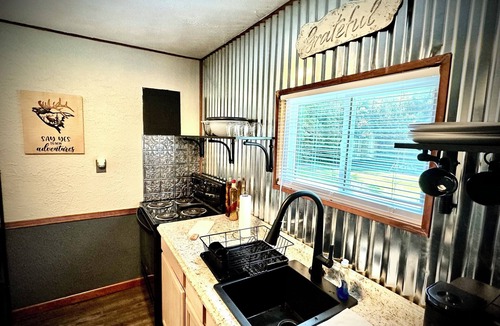 Ashcamp Cabin | Cozy cabin in serene Haysi with WiFi, AC and Lake access.