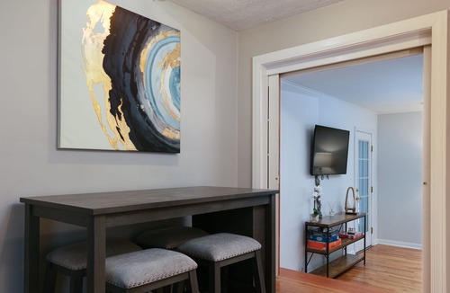 West Elmira House | Cozy Cape home located minutes from Hospitals and colleges.
